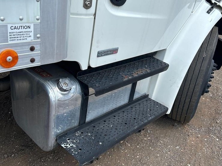 2005-freightliner-business-class-m2-106-image-26