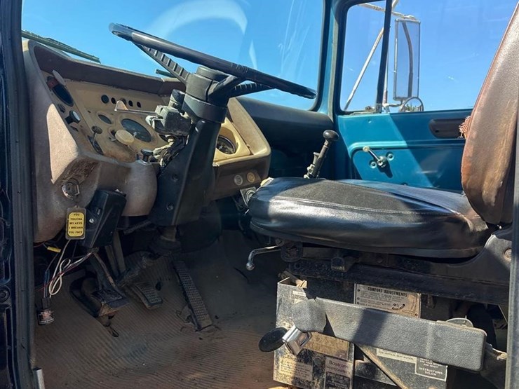 1982-ford-8000-image-14