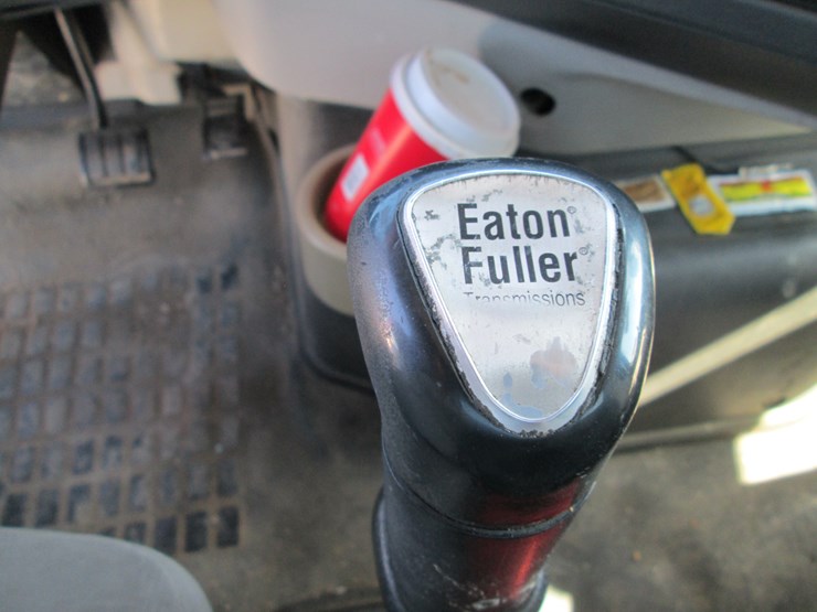 2011-volvo-acl64-image-43