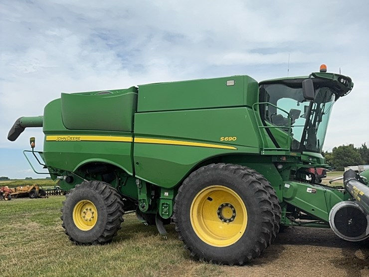 2013-john-deere-s690-image-15