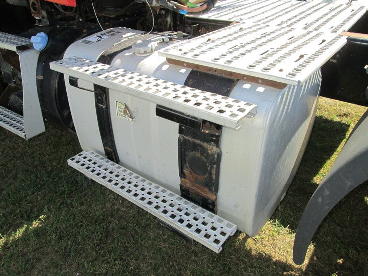 2011-volvo-acl64-image-14