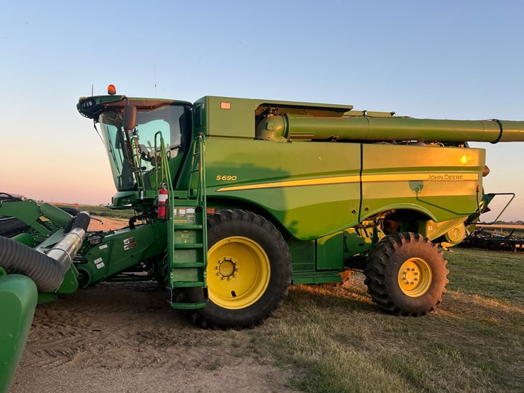 2013-john-deere-s690-image-4