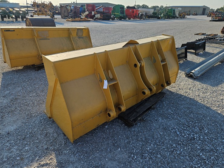 #203721-•-john-deere-3102-smooth-bucket-image-3