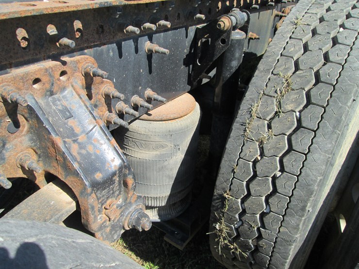 2011-volvo-acl64-image-8