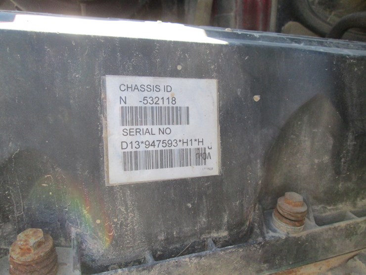 2011-volvo-acl64-image-30