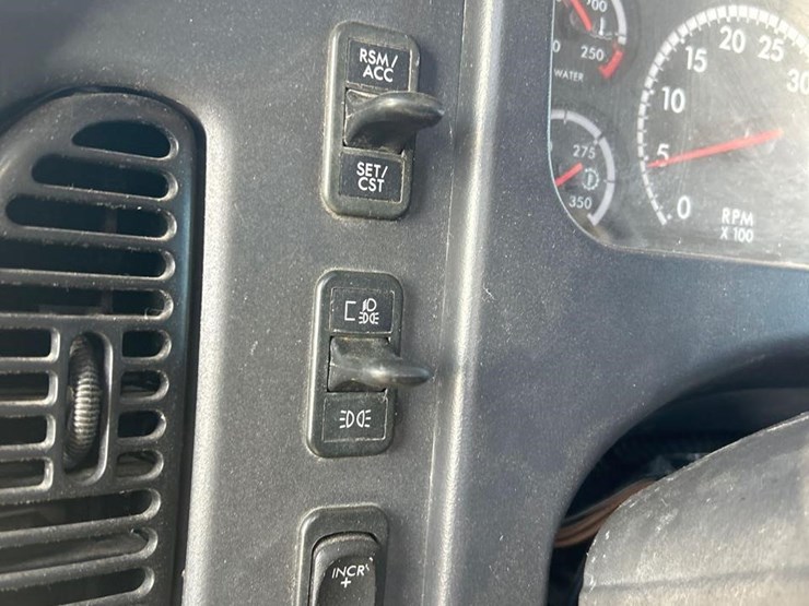 2018-freightliner-business-class-m2-106-image-47