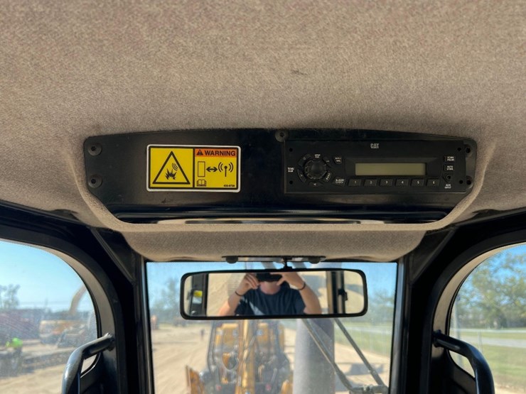 2015-caterpillar-d5k2-lgp-image-38