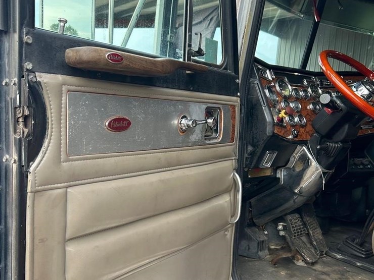2000-peterbilt-379-image-47