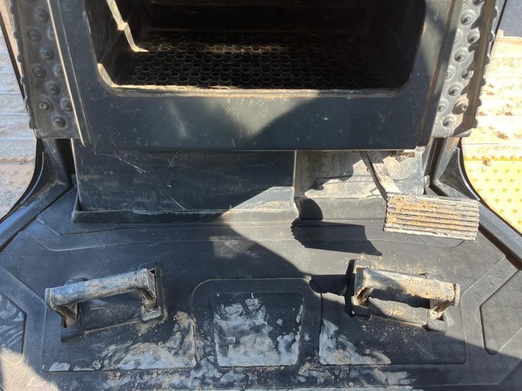 2021-deere-750l-image-30