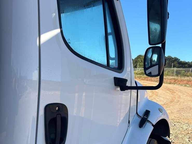 2018-freightliner-business-class-m2-106-image-27