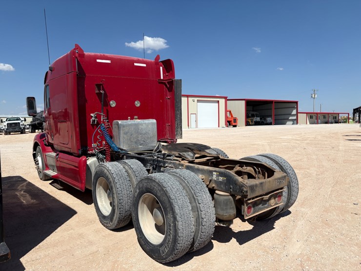 2012-peterbilt-587-image-6