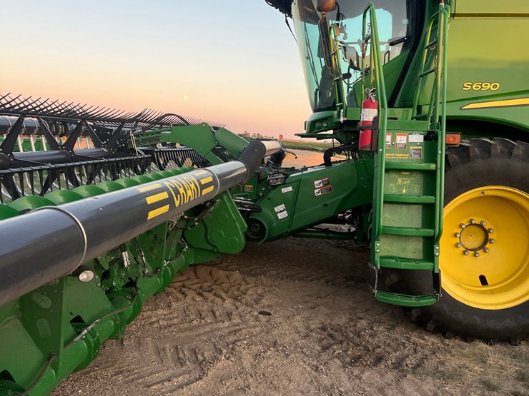 2013-john-deere-s690-image-8