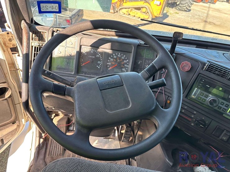 1998-volvo-vn-image-11