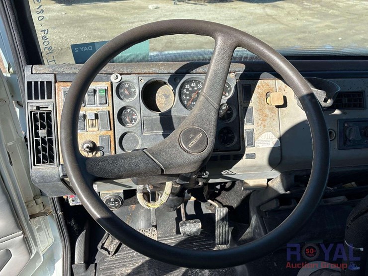 2000-freightliner-fl70-image-13