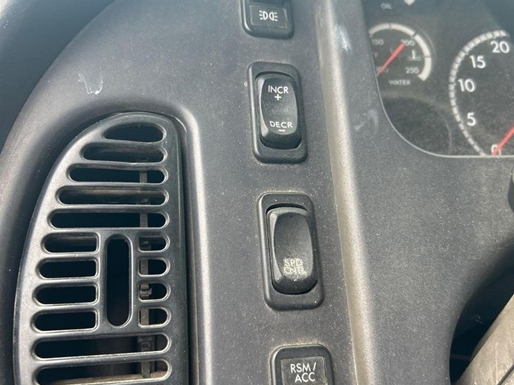 2003-freightliner-business-class-m2-106-image-41