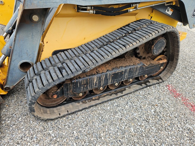 2011-deere-333d-image-12