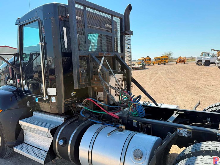 2013-kenworth-t660-image-12