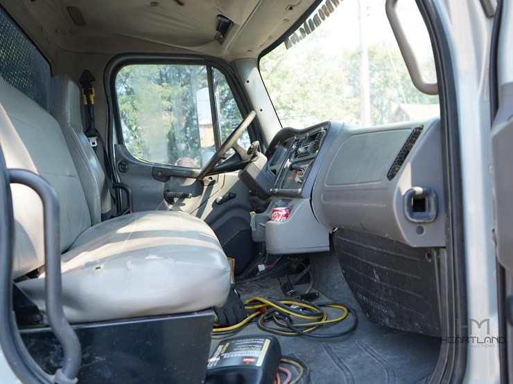 2007-freightliner-business-class-m2-106-image-29