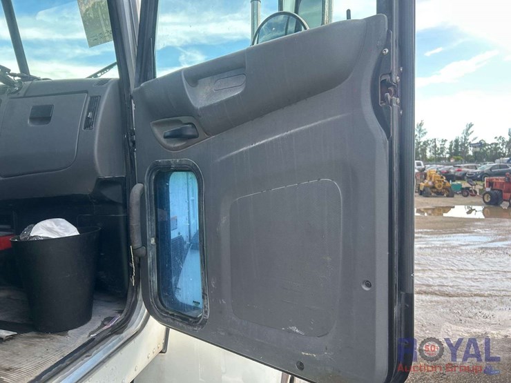 2012-peterbilt-382-image-27