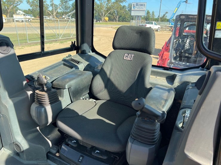 2021-caterpillar-d3-lgp-image-33
