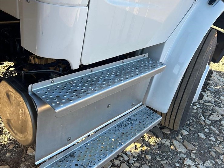 2018-freightliner-business-class-m2-106-image-26