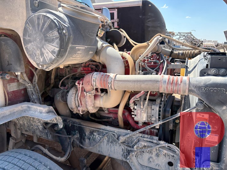 2012-peterbilt-587-image-12