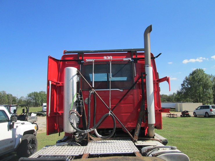 2011-volvo-acl64-image-10