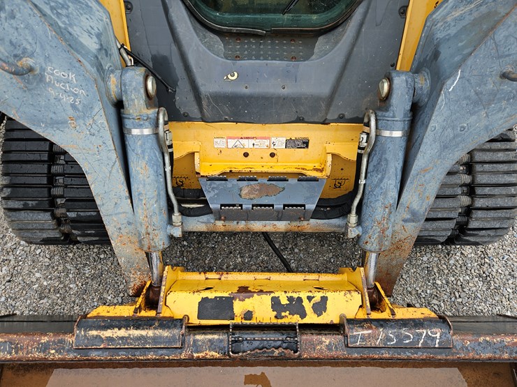 2011-deere-333d-image-5