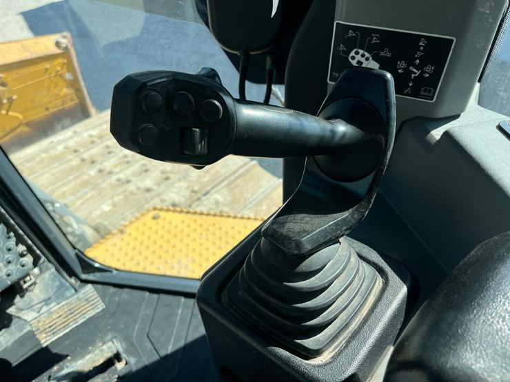 2021-deere-750l-image-31