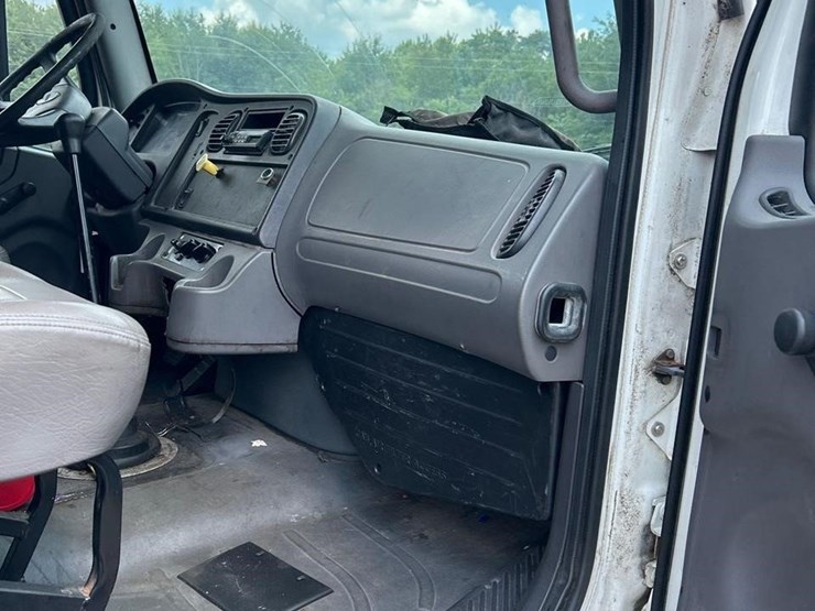 2005-freightliner-business-class-m2-106-image-27