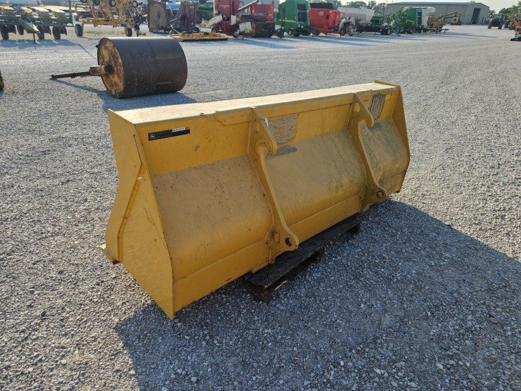 #203722-•-john-deere-3102-smooth-bucket-image-3