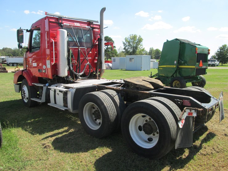 2011-volvo-acl64-image-4