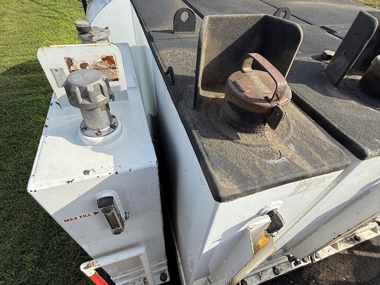 #17-•-2008-sterling-9500-tandem-axle-conventional-fuel-&-lube-truck-image-58