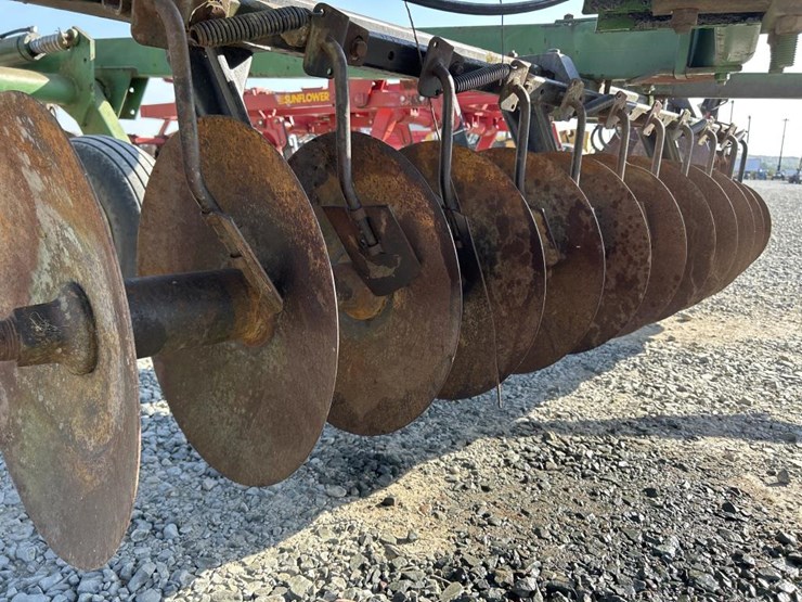 john-deere-235-image-17