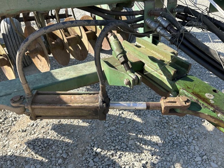john-deere-235-image-21