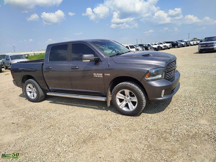 2015-ram-1500-4x4-sport-crew-cab-image-4