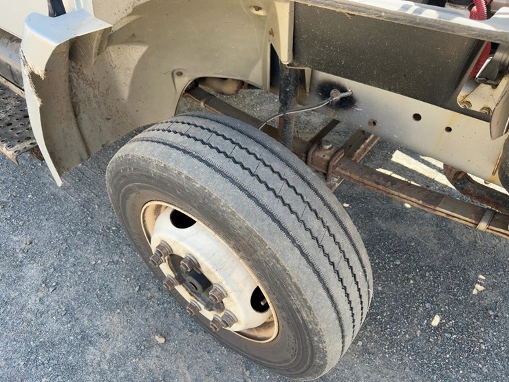 2003-freightliner-fl60-image-13