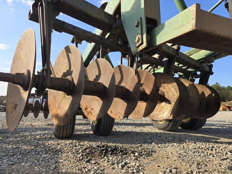 john-deere-235-image-12