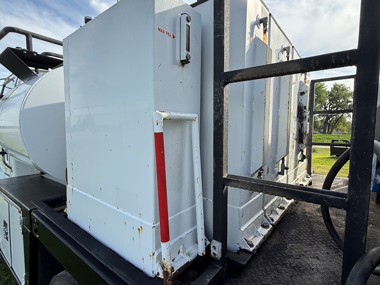 #17-•-2008-sterling-9500-tandem-axle-conventional-fuel-&-lube-truck-image-49