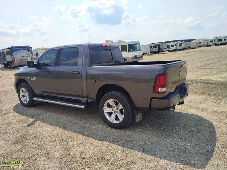 2015-ram-1500-4x4-sport-crew-cab-image-2