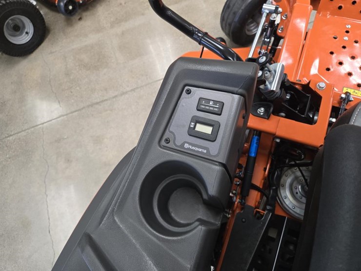 #1785-•-2023-husqvarna-z-560l-zero-turn-lawn-mower-image-16