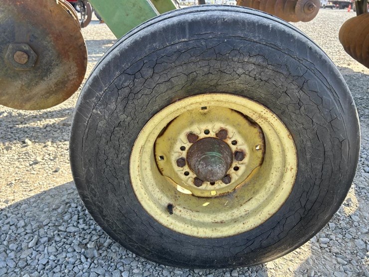 john-deere-235-image-24