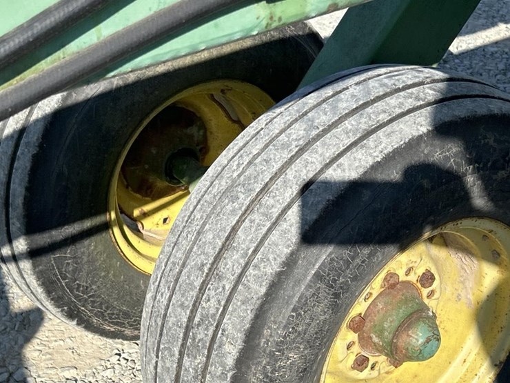 john-deere-235-image-31