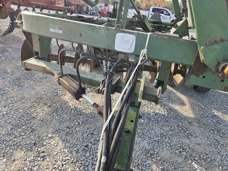 john-deere-235-image-10