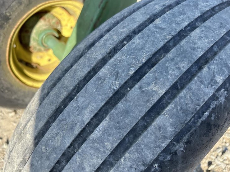 john-deere-235-image-29