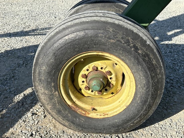 john-deere-235-image-30
