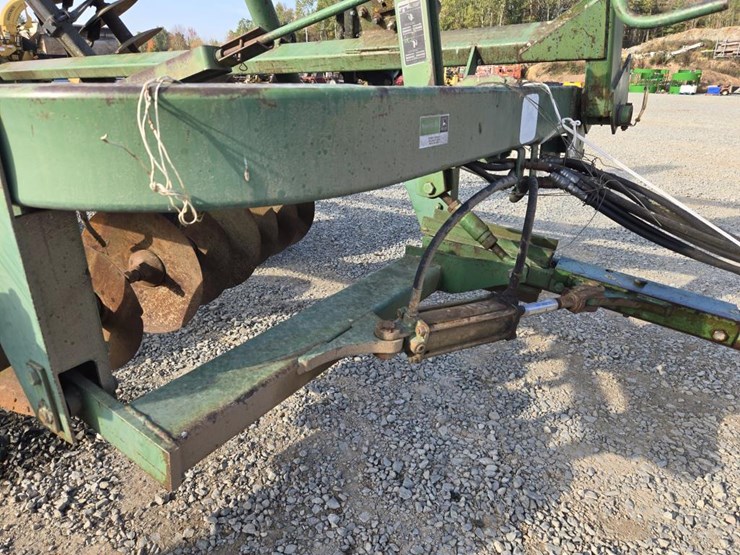 john-deere-235-image-11