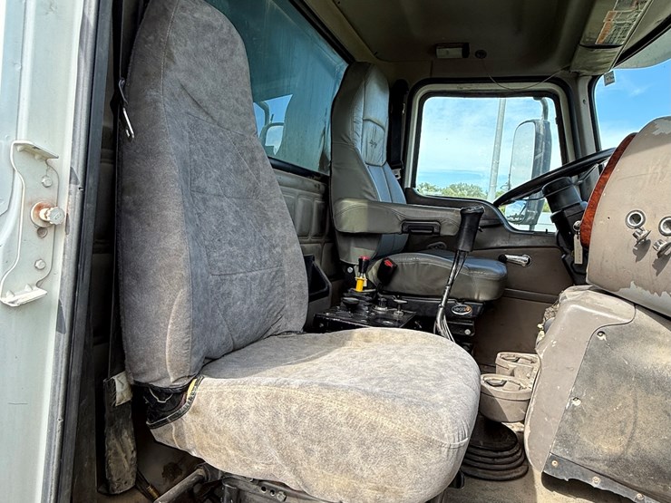 #16-•-2006-mack-cv713-granite-triple-axle-conventional-dump-truck-image-28
