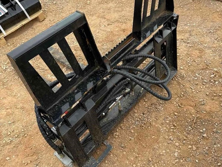 skid-steer-hydraulic-fork-attachment-image-2
