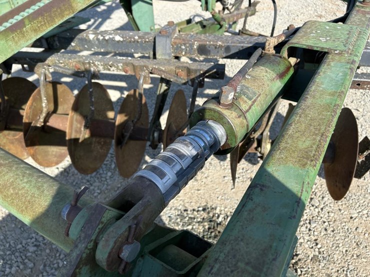 john-deere-235-image-22